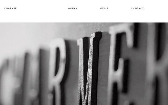 30 thiết kế web đầy tinh tế với hai màu xám & bạc charmer design studio grey background layout inspiring