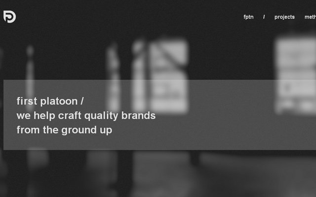 30 thiết kế web đầy tinh tế với hai màu xám & bạc grey first platoon website homepage layout inspiring design