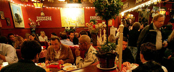 packed-restaurant Quy tắc #1: Không gian 'tự sướng'