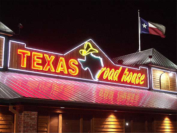 texas-roadhouse-front-sign Quy tắc #4: Dấu hiệu quán dễ nhìn