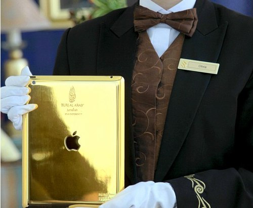 Khách sạn Arab cho khách dùng iPad bằng vàng 24 carat
