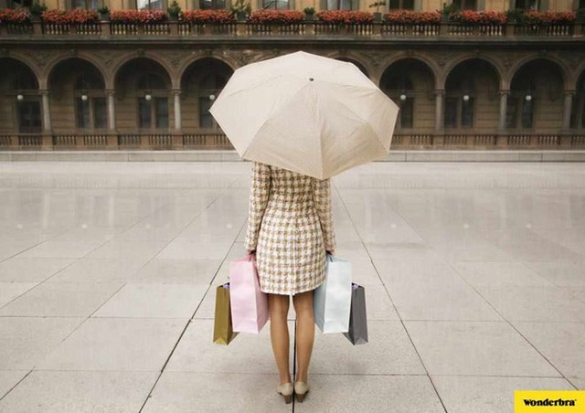 Quảng cáo của hãng chuyên về áo ngực Wonderbra, câu hỏi đặt ra là người phụ nữ giữ chiếc ô bằng gì khi hai tay cô ấy còn đang bận xách đồ? Không thể không xem những quảng cáo sáng tạo này ?