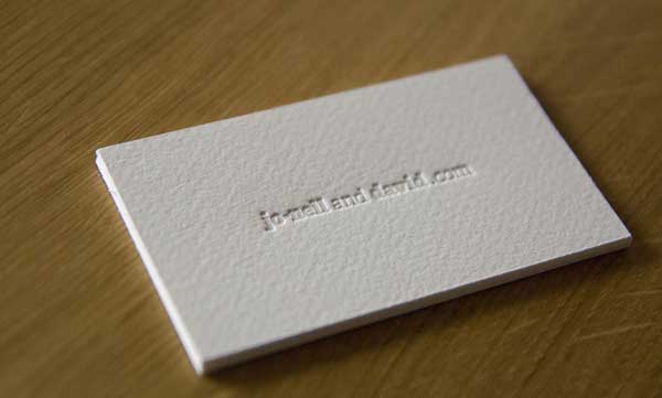 all-white-blind-emboss thiet ke business card 